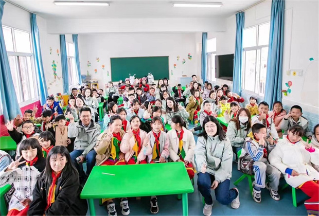 阿科玛重返校园，在云南省泸西县凤午小学举行